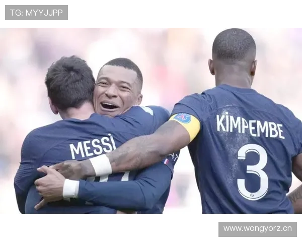 巴黎圣日耳曼内忧外患持续,战术失衡与更衣室矛盾对赛季稳定性面临考验