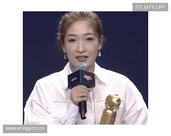 看到刘诗雯的私服照我愣住了，她的包包看着就能把工资打包走