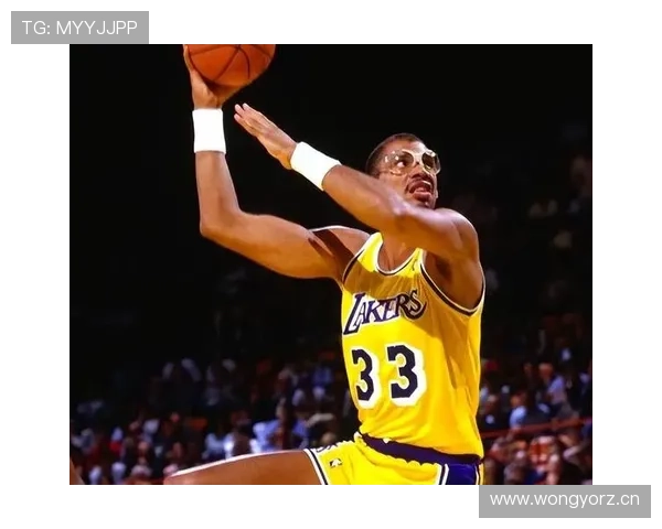 奥拉朱旺背身单打效率领先贾巴尔改写内线对抗格局